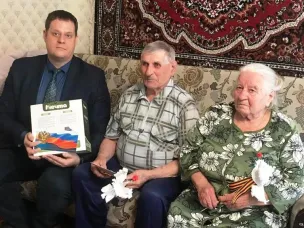 Ветеранов поздравили с Днем Победы и вручили подарки