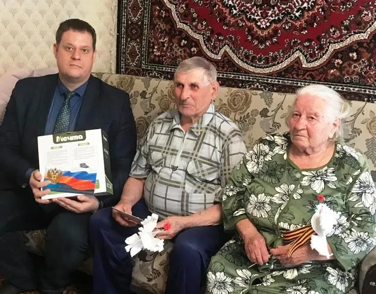 Ветеранов поздравили с Днем Победы и вручили подарки